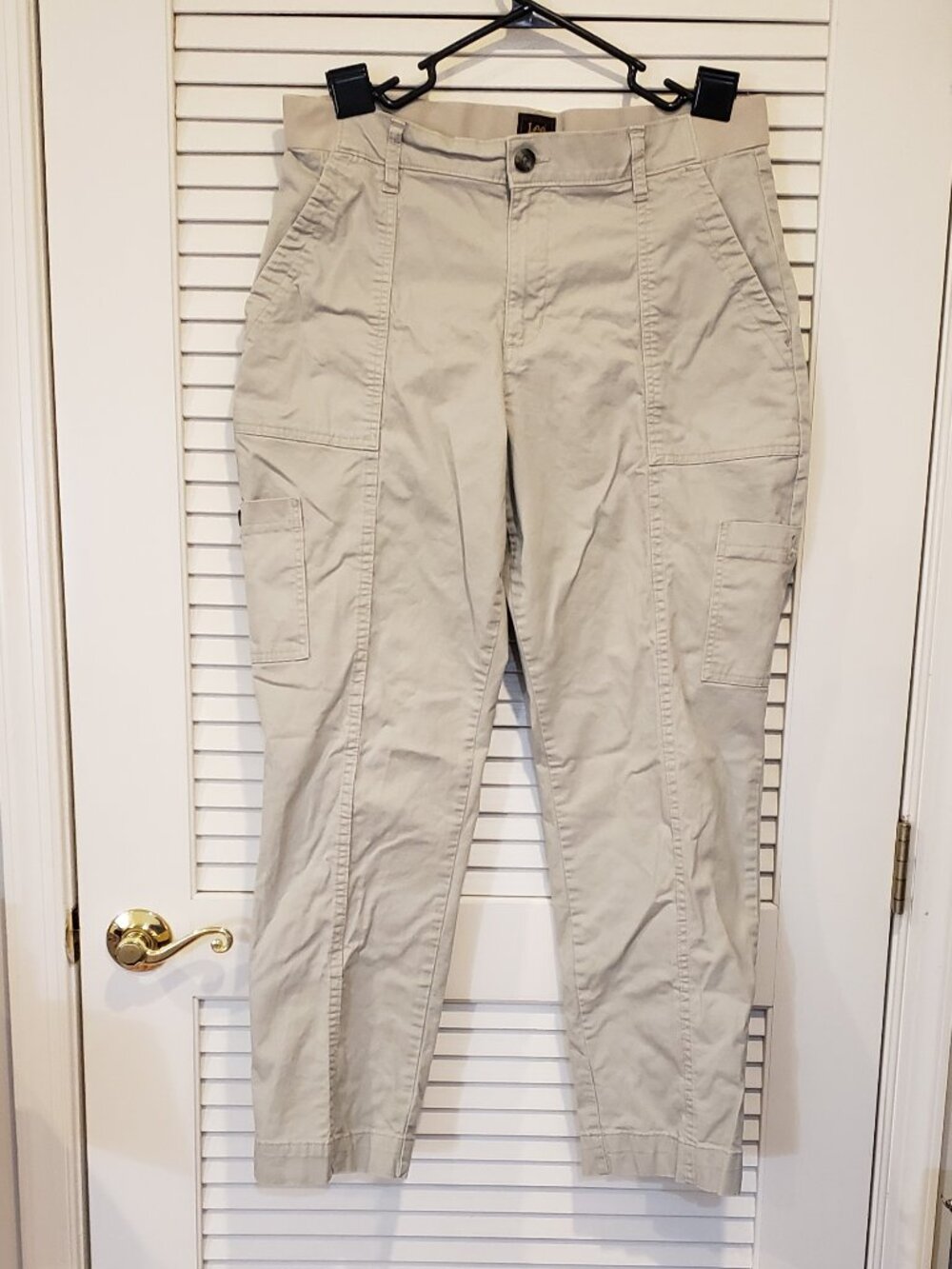 Lee Women's beige cargo pants, tapered legs and side cargo pockets Size 14M